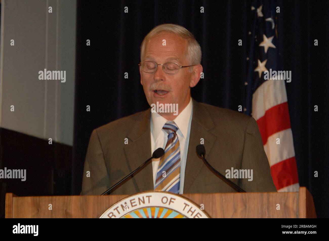 Incontro di addio al Main Interior per il segretario Gale Norton, con presentazioni di alti funzionari interni e presentazione del ritratto dipinto ufficiale di Norton Foto Stock