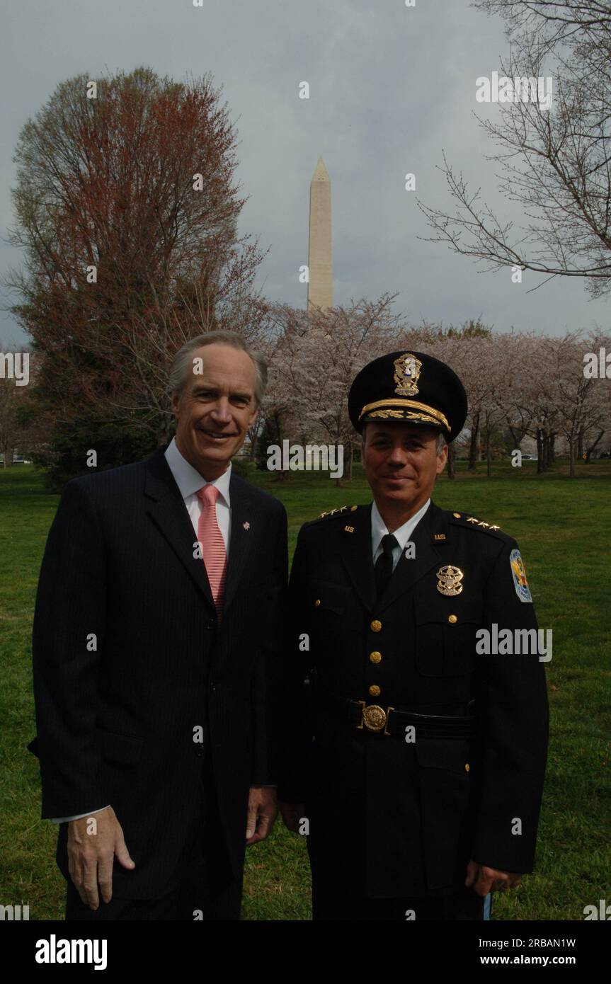 Visita del segretario Dirk Kempthorne a Washington, D.C.'s Tidal Basin e nell'area circostante, dove si è Unito al direttore del National Park Service Mary Bomar, al National Mall and Memorial Parks Superintendent Peggy o'Dell e al National Cherry Blossom Festival, Inc La presidente Diana Mayhew ha annunciato una conferenza stampa sui nuovi e migliori servizi per i visitatori del National Mall in tempo per il Cherry Bloossom Festival 2008. Il segretario ha anche parlato con il personale del National Park Service, Stati Uniti Il personale della polizia del parco e i visitatori intorno al Tidal Basin e al National Mall. Foto Stock