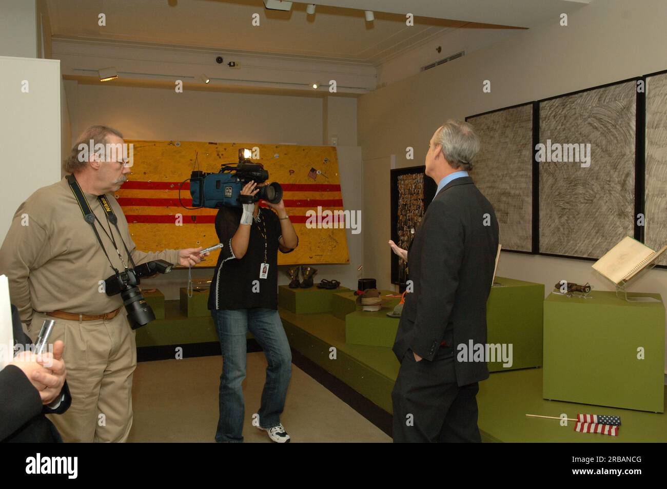 Il Segretario Dirk Kempthorne presenta in anteprima la nuova mostra del Museo degli interni, 'The Vietnam Veterans Memorial: America Responds', che commemora il 25° anniversario della dedica del Memorial attraverso fotografie, disegni e modelli che illustrano la creazione del Memoriale, nonché oggetti personali lasciati al muro dal grande pubblico Foto Stock