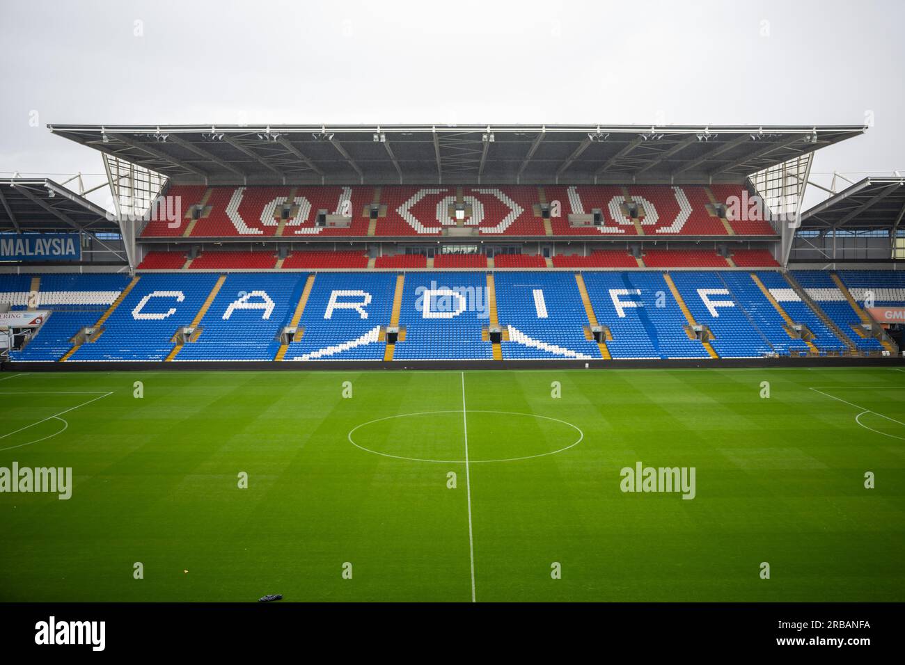 Una vista generale dell'interno di un vuoto Cardiff City Stadium a Cardiff, Regno Unito. Foto Stock