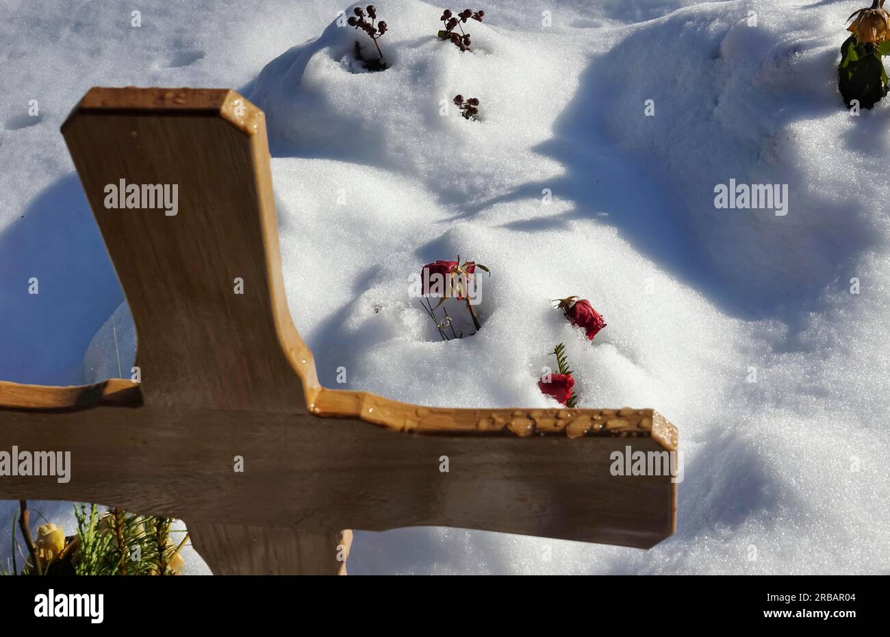 Cimitero in inverno, tomba coperta di neve, Germania Foto Stock