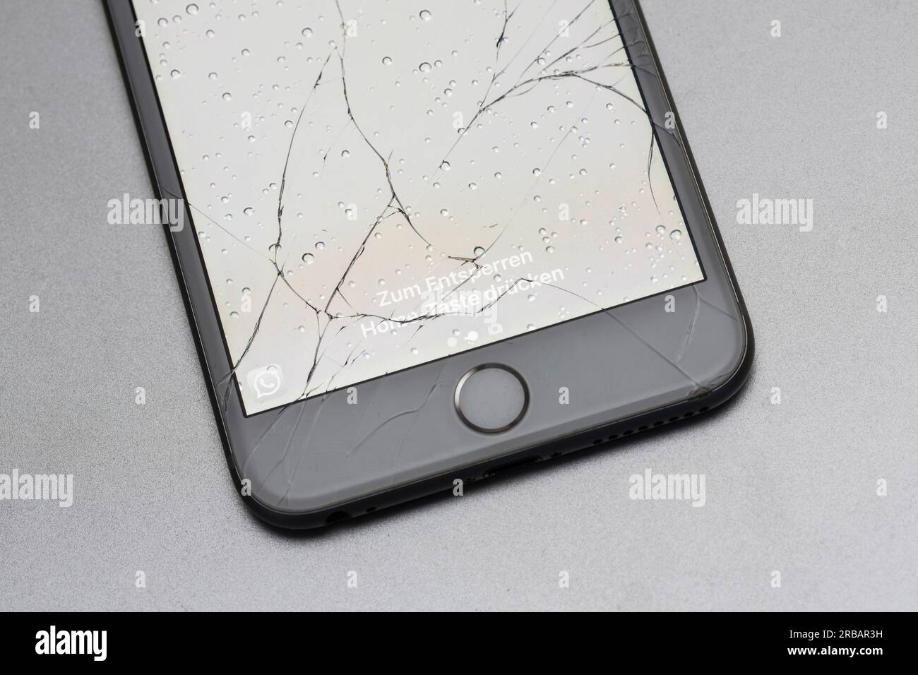 Broken iphone immagini e fotografie stock ad alta risoluzione - Alamy