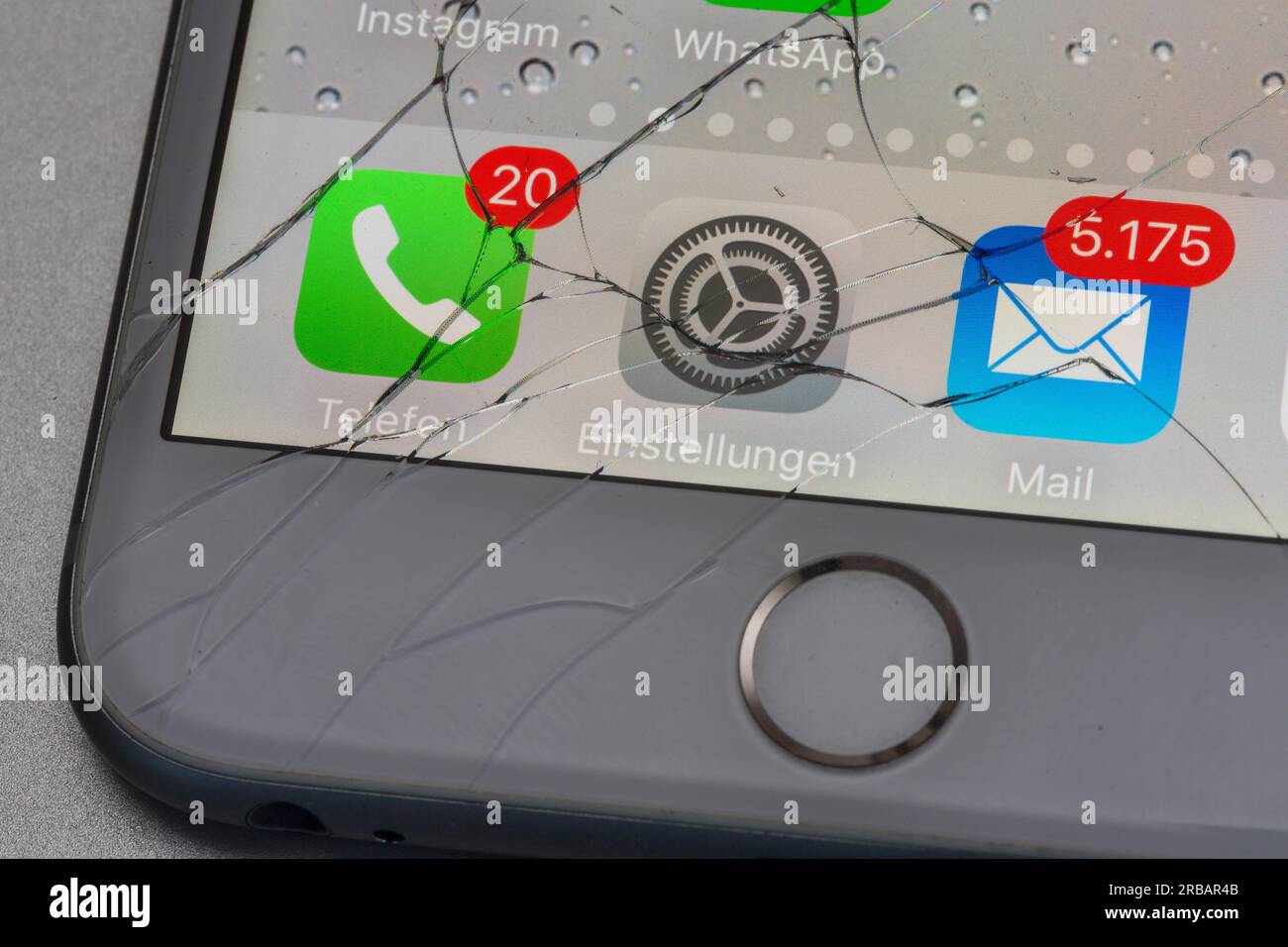Vetro rotto su un iPhone, Germania, Europa, smartphone rotto, display rotto Foto Stock