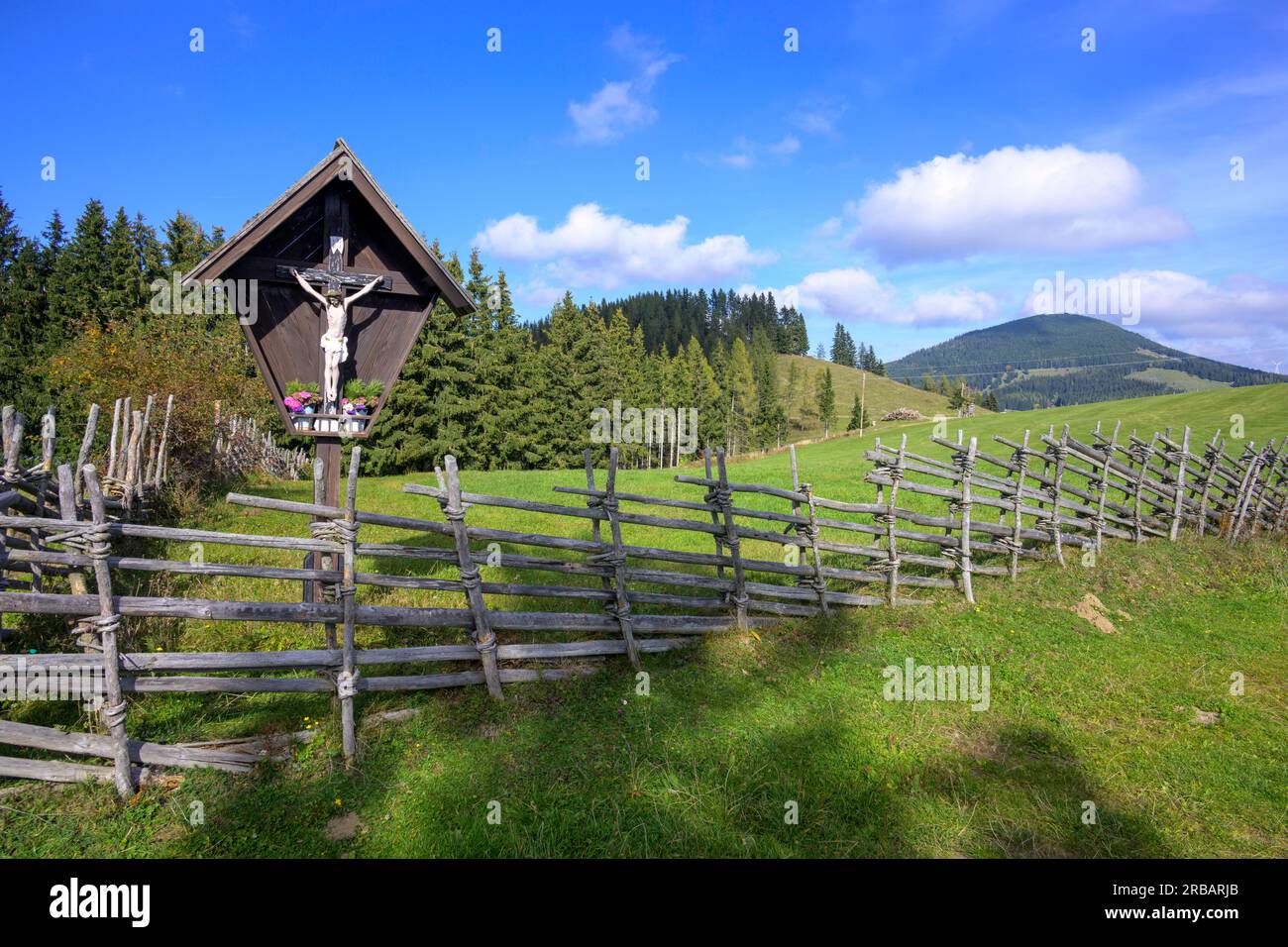 Croce di Gerlerkogel e recinzione di legno, Fladnitz an der Teichalm, Stiria, Austria Foto Stock