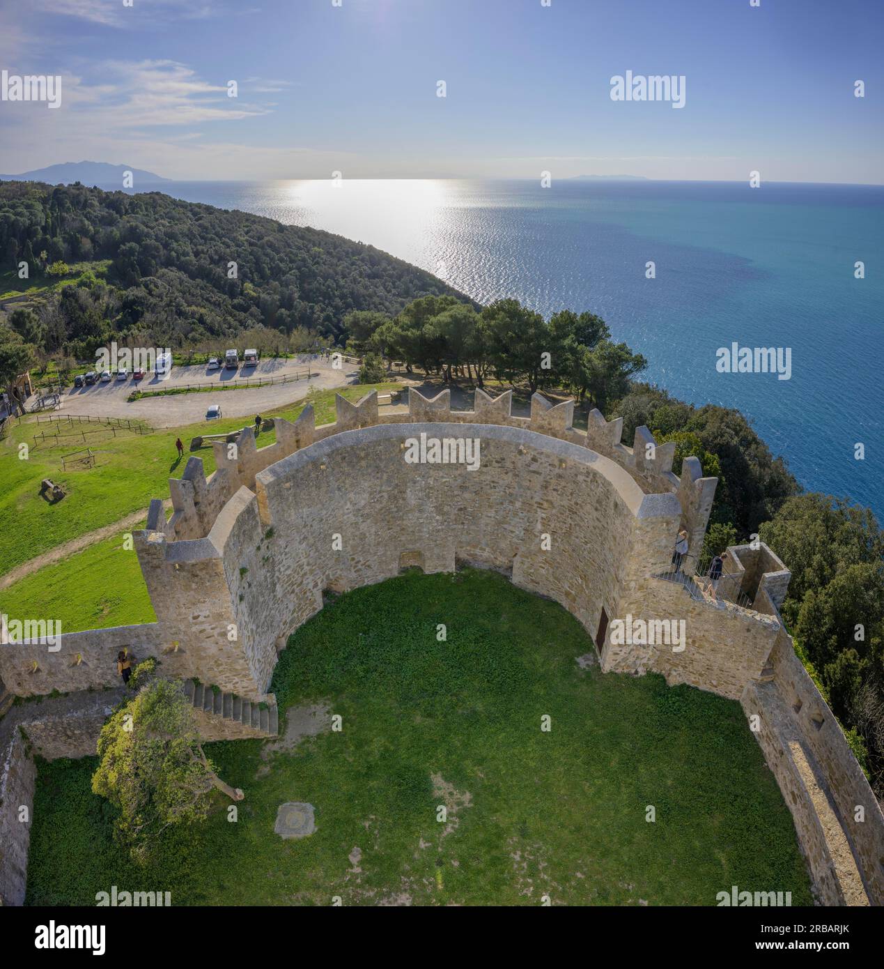 Vista dalla torre della fortezza, Populonia, Piombino, provincia di Livorno, Italia Foto Stock