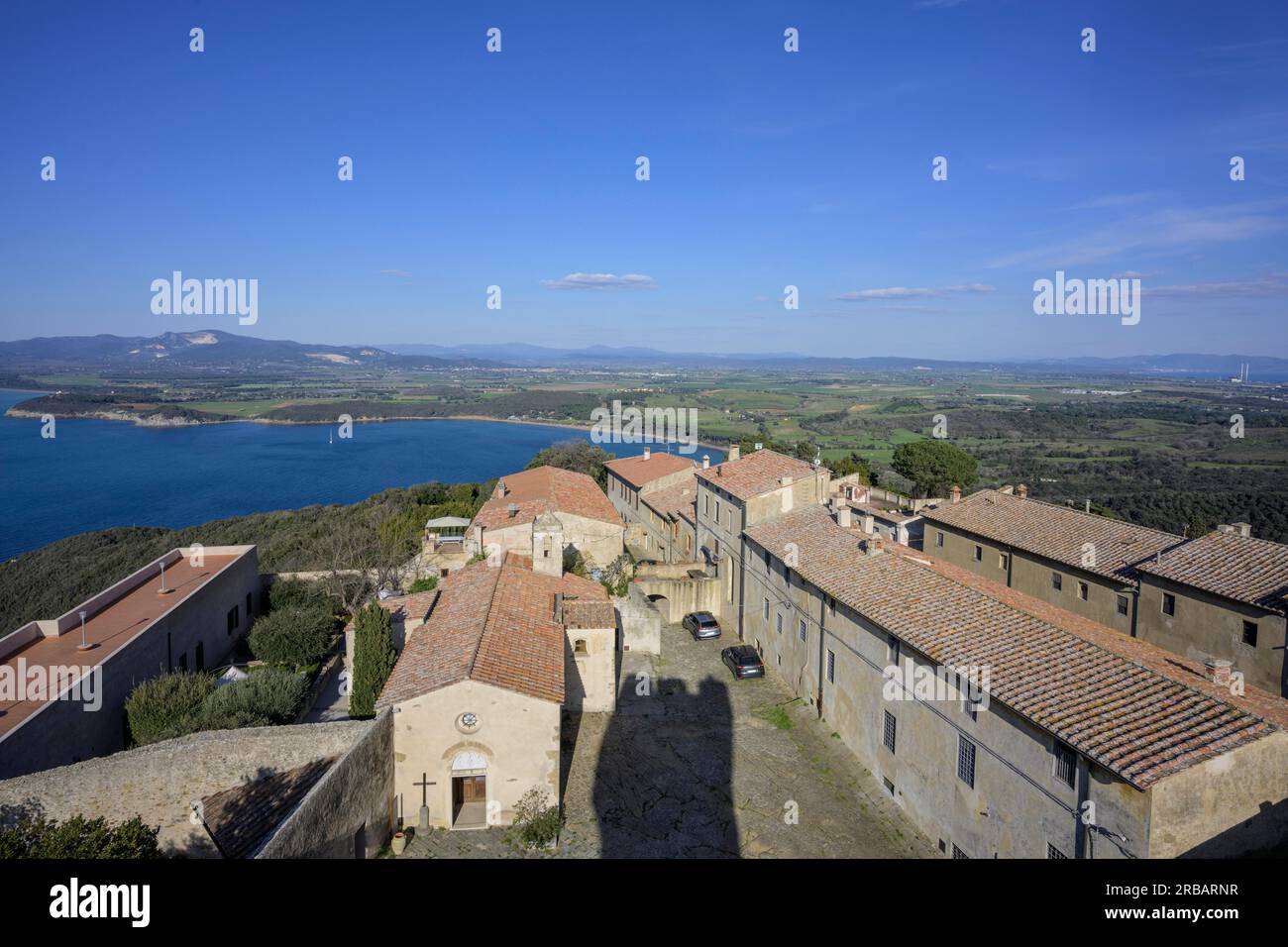 Vista dalla torre della fortezza al Golfo di Baratti, Populonia, Piombino, Provincia di Livorno, Italia Foto Stock