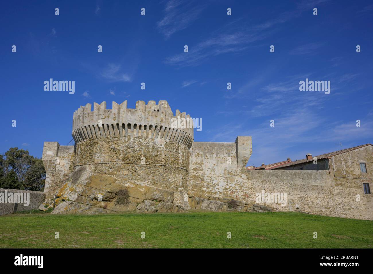 Veduta delle mura difensive della fortezza di Populonia, Piombino, provincia di Livorno, Italia Foto Stock