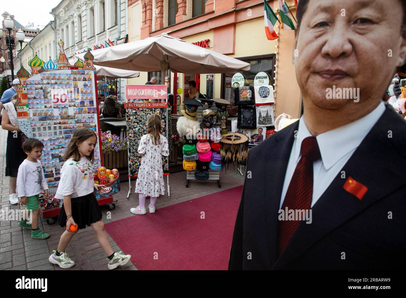 Mosca, Russia. 7 luglio 2023. Un'immagine in cartone raffigurante il presidente cinese Xi Jinping si trova vicino all'ingresso di un negozio di souvenir nella via Arbat turistica nel centro di Mosca, in Russia Foto Stock