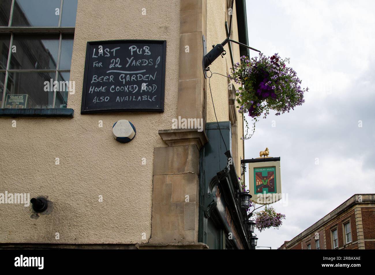Bristol, Inghilterra - 16 giugno 2023: Cartello lavagna sul pub Highbury Vaults Foto Stock