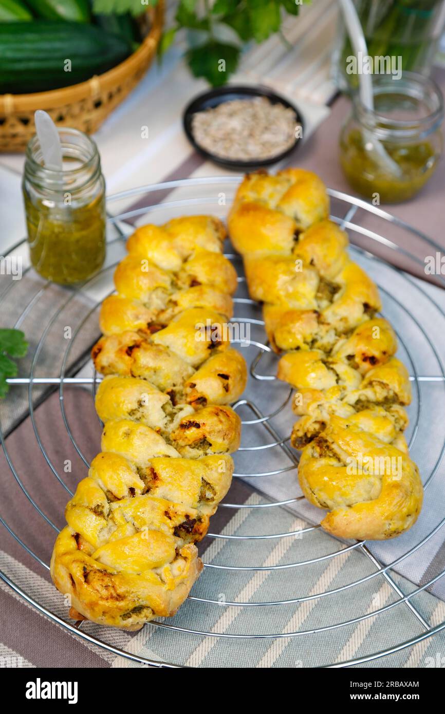 Cucina sveva, abbondante treccia di lievito per feste, treccia di lievito salata, pasta di lievito al forno, pasta di lievito intrecciata su griglia di raffreddamento, griglia di raffreddamento, dal Foto Stock
