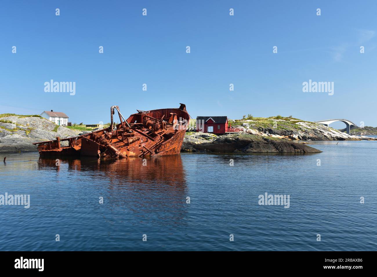 Naufragio di Rusty sullo stretto Atlantico in Norvegia Foto Stock