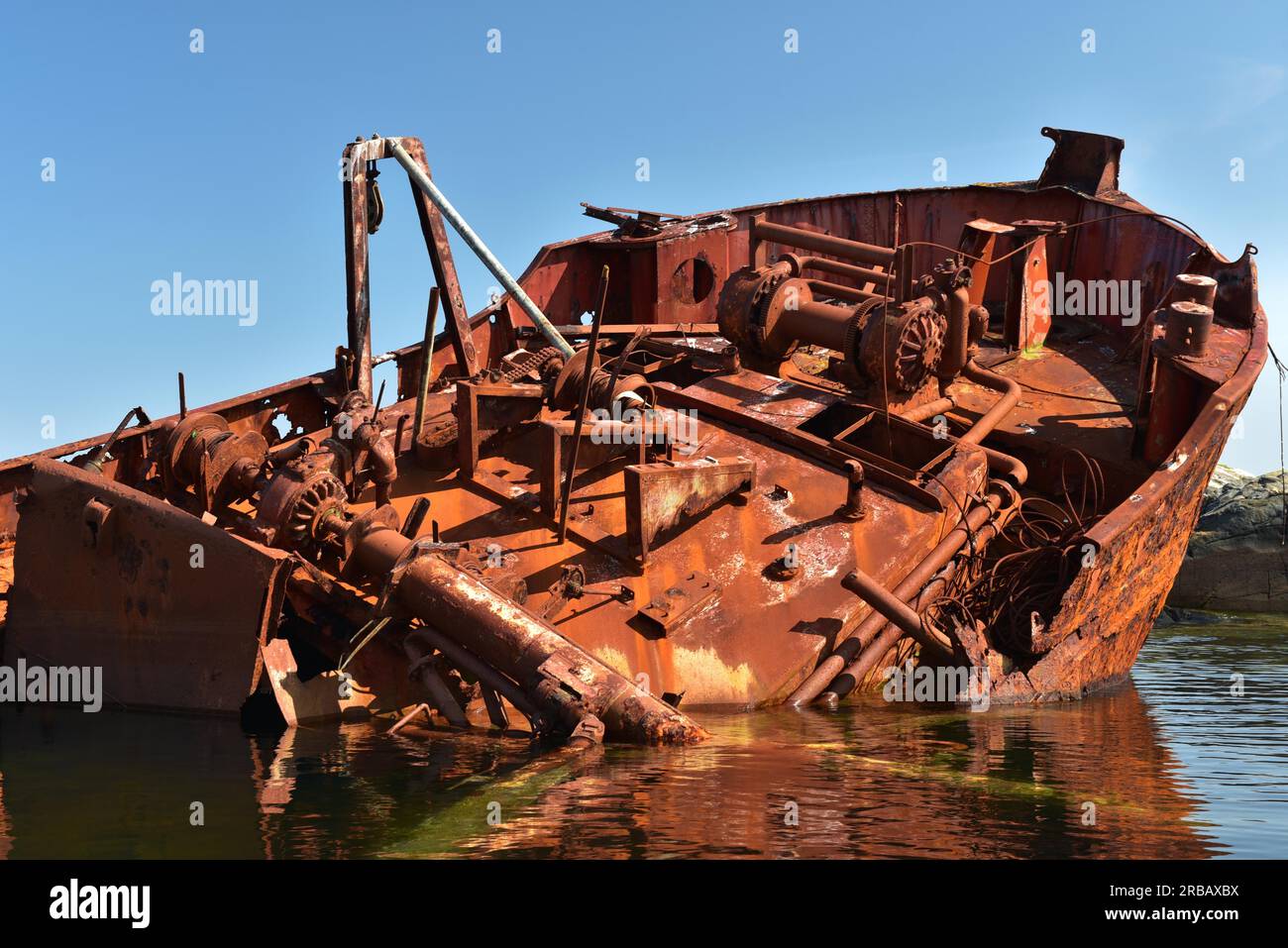 Naufragio di Rusty sullo stretto Atlantico in Norvegia Foto Stock