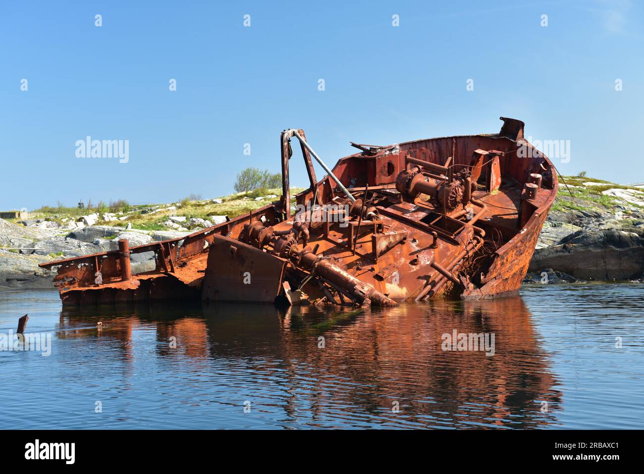 Naufragio di Rusty sullo stretto Atlantico in Norvegia Foto Stock