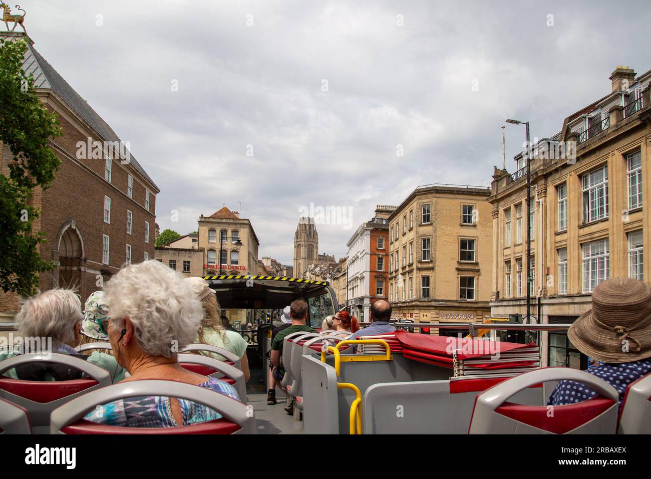 Bristol, Inghilterra - 16 giugno 2023: Tour in autobus Hop-On Hop-Off con Tootbus per turisti Foto Stock
