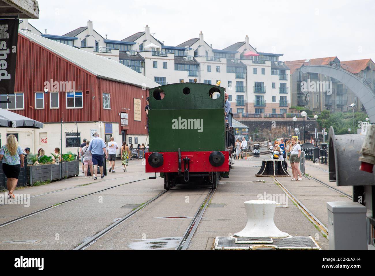 Bristol, Inghilterra - 16 giugno 2023: Giro in treno a vapore sulla Bristol Harbour Railway a M Shed Foto Stock