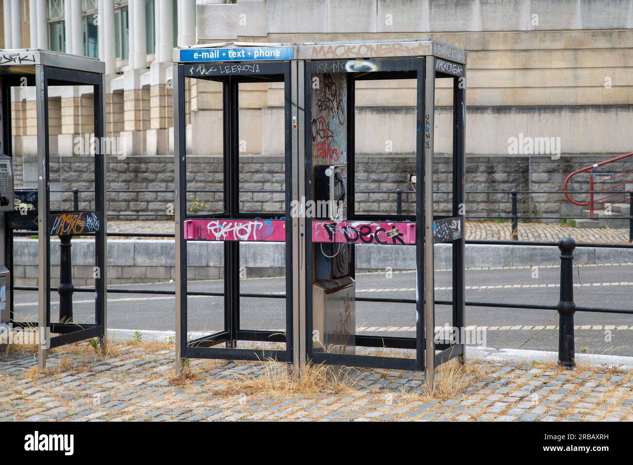 Bristol, Inghilterra - 16 giugno 2023: Vecchie cabine telefoniche vandalizzate Foto Stock