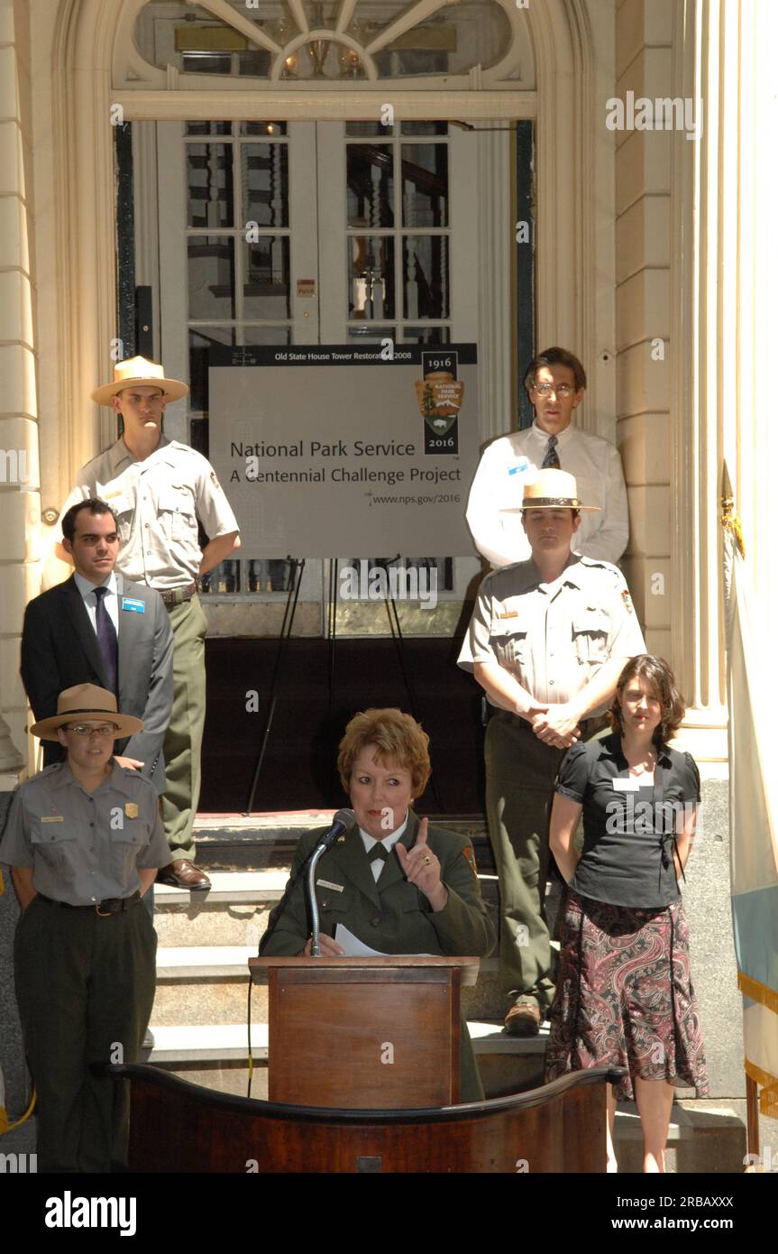 Visita del segretario Dirk Kempthorne alla Old State House di Boston, Massachusetts, dove è entrato a far parte del direttore del National Park Service Mary Bomar, del sovrintendente del Boston National Historical Park Terry Savage, del direttore esecutivo della Bostonian Society Brian LeMay, del capo dei servizi ambientali ed energetici di Boston James Hunt III, E altri funzionari all'evento che segna il completamento della fase iniziale del restauro della Old State House, compreso il restauro della famosa torre dell'edificio. Il lavoro di conservazione rappresenta il primo progetto di costruzione completato del Centennial Init del National Park Service Foto Stock