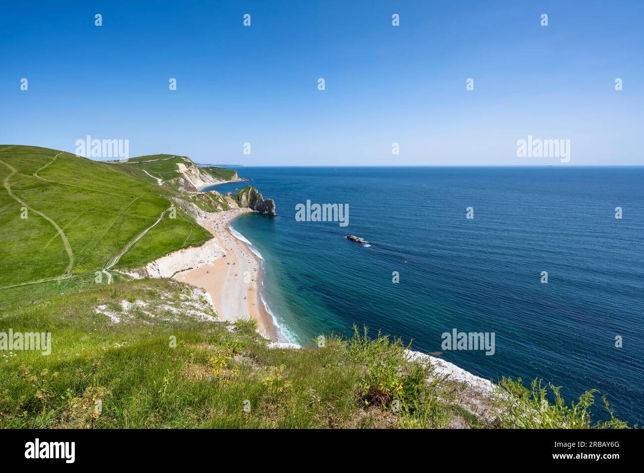 Vista sulla costa del gesso con il famoso ponte di roccia Durdledoor, West Lulworth, Dorset, Inghilterra e Gran Bretagna Foto Stock