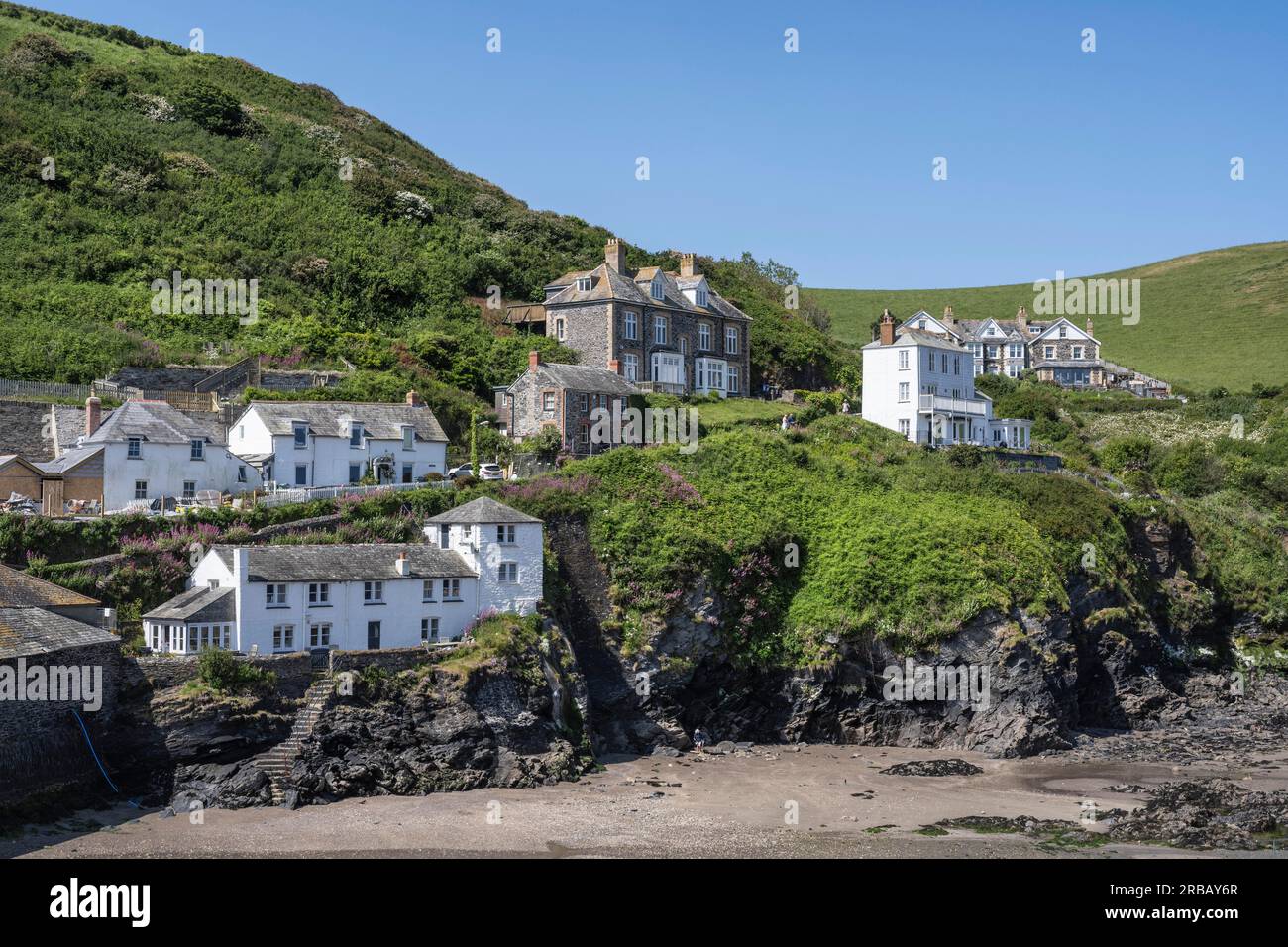 Cottage e case in pietra costruite tradizionalmente sulle scogliere di Port Isaac, North Cornwall, Inghilterra, Regno Unito Foto Stock