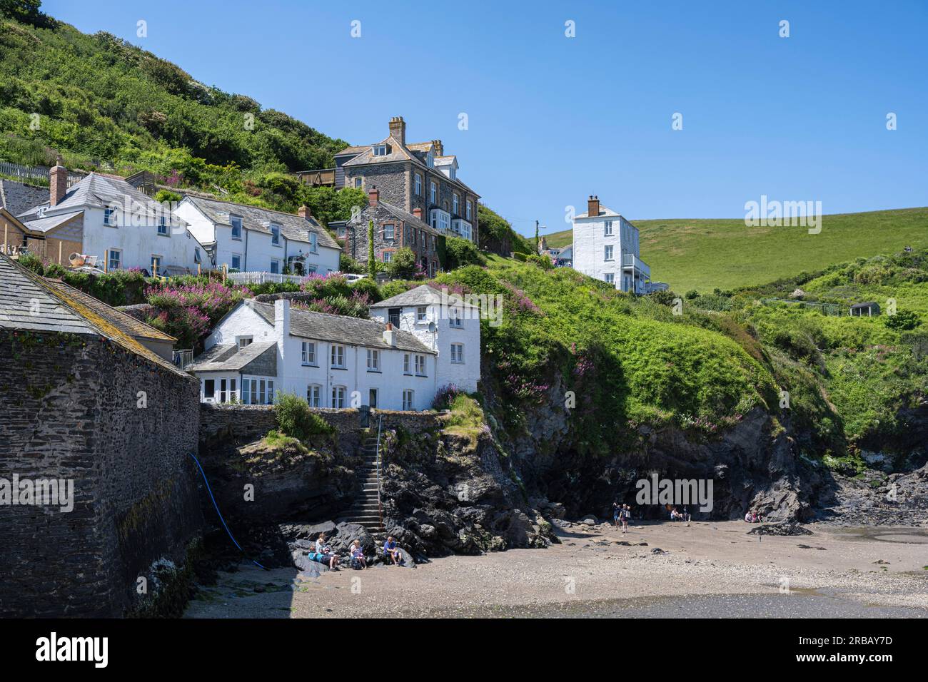 Cottage e case in pietra costruite tradizionalmente sulle scogliere di Port Isaac, North Cornwall, Inghilterra, Regno Unito Foto Stock