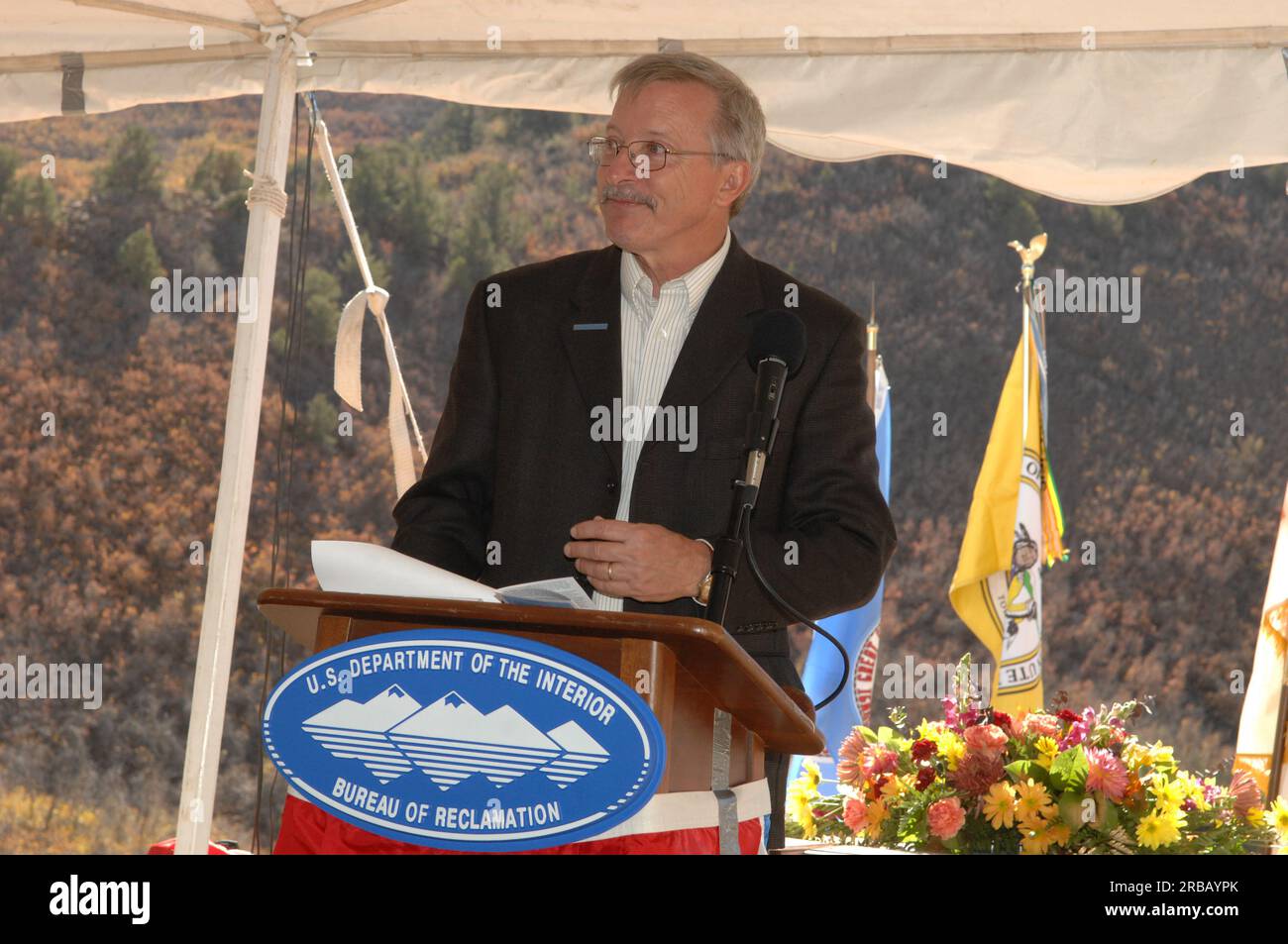 Visita del segretario Dirk Kempthorne a Durango, Colorado, per la partecipazione alle cerimonie che segnano il quasi completamento delle caratteristiche principali del progetto Animas-la Plata del Bureau of Reclamation, tra cui la costruzione della diga del bacino di Ridges e delle strutture di lancio del bacino di Basin Creek, l'impianto di pompaggio Durango e il condotto di insenatura del bacino di Ridges. All'evento si unirono il segretario Kempthorne, l'avvocato degli interni David Bernhardt, il Commissario del Bureau of Reclamation Robert Johnson, il senatore del Colorado e futuro segretario degli interni Ken Salazar, il governatore del Colorado Bill Ritter, il presidente Clement Frost della Southern U Foto Stock