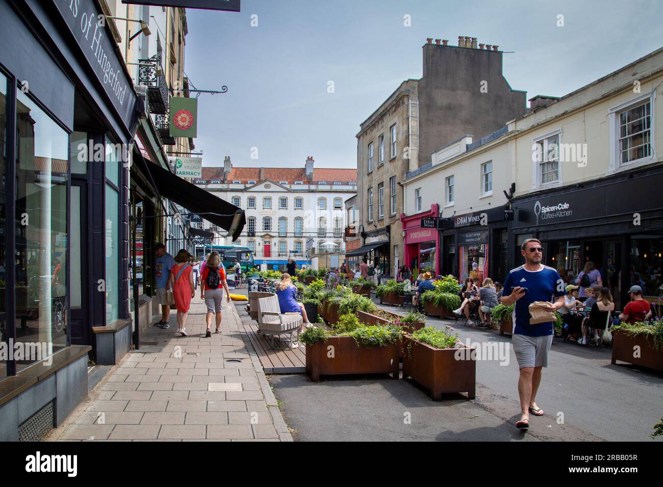 Bristol, Inghilterra - 16 giugno 2023: Scena di strada del villaggio di Clifton Foto Stock