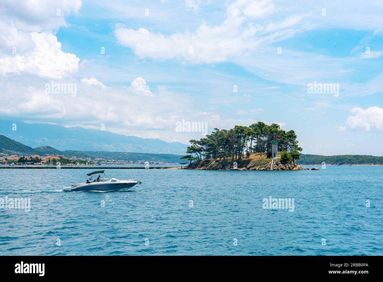 Piccola isola rocciosa sulla spiaggia di Rajska sull'isola di Rab in Croazia. Foto Stock