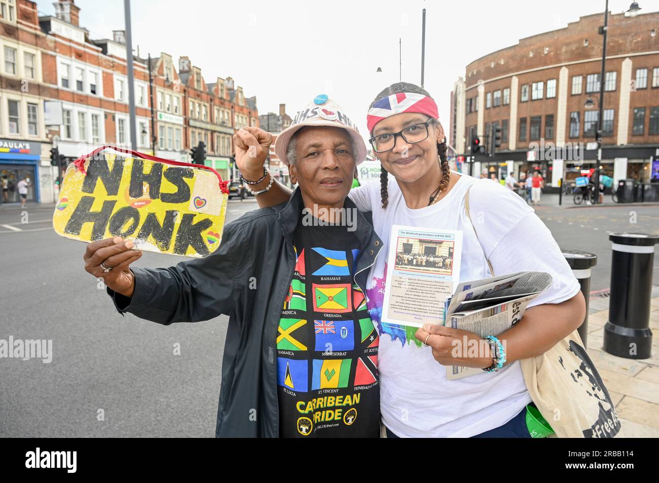 Windrush Square, Londra, Regno Unito. 8 luglio 2023. L'NHS è costruito da immigrati provenienti dai Caraibi, dall'India occidentale, dal Pakistan, dalla Malesia e dall'Irlanda. Durante il passaggio del governo conservatore, il personale dell'NHS soffriva di una bassa retribuzione per il personale dell'NHS, tagli ai finanziamenti dell'NHS e una mancanza di personale hanno portato alla crisi dell'NHS. Oggi celebriamo i 75 anni del NHS, Rally per la generazione Windrush e la fondazione del NHS, il NHS deve e rimarrà gratuito per tutti, Londra, Regno Unito. Credito: Vedere li/Picture Capital/Alamy Live News Foto Stock