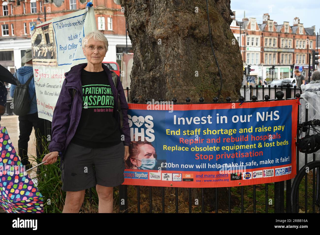 Windrush Square, Londra, Regno Unito. 8 luglio 2023. Il relatore Jan o'Malley presso l'NHS è costruito da immigrati provenienti dai Caraibi, dall'India occidentale, dal Pakistan, dalla Malesia e dall'Irlanda. Durante il passaggio del governo conservatore, il personale dell'NHS soffriva di una bassa retribuzione per il personale dell'NHS, tagli ai finanziamenti dell'NHS e una mancanza di personale hanno portato alla crisi dell'NHS. Oggi celebriamo i 75 anni del NHS, Rally per la generazione Windrush e la fondazione del NHS, il NHS deve e rimarrà gratuito per tutti, Londra, Regno Unito. Credito: Vedere li/Picture Capital/Alamy Live News Foto Stock