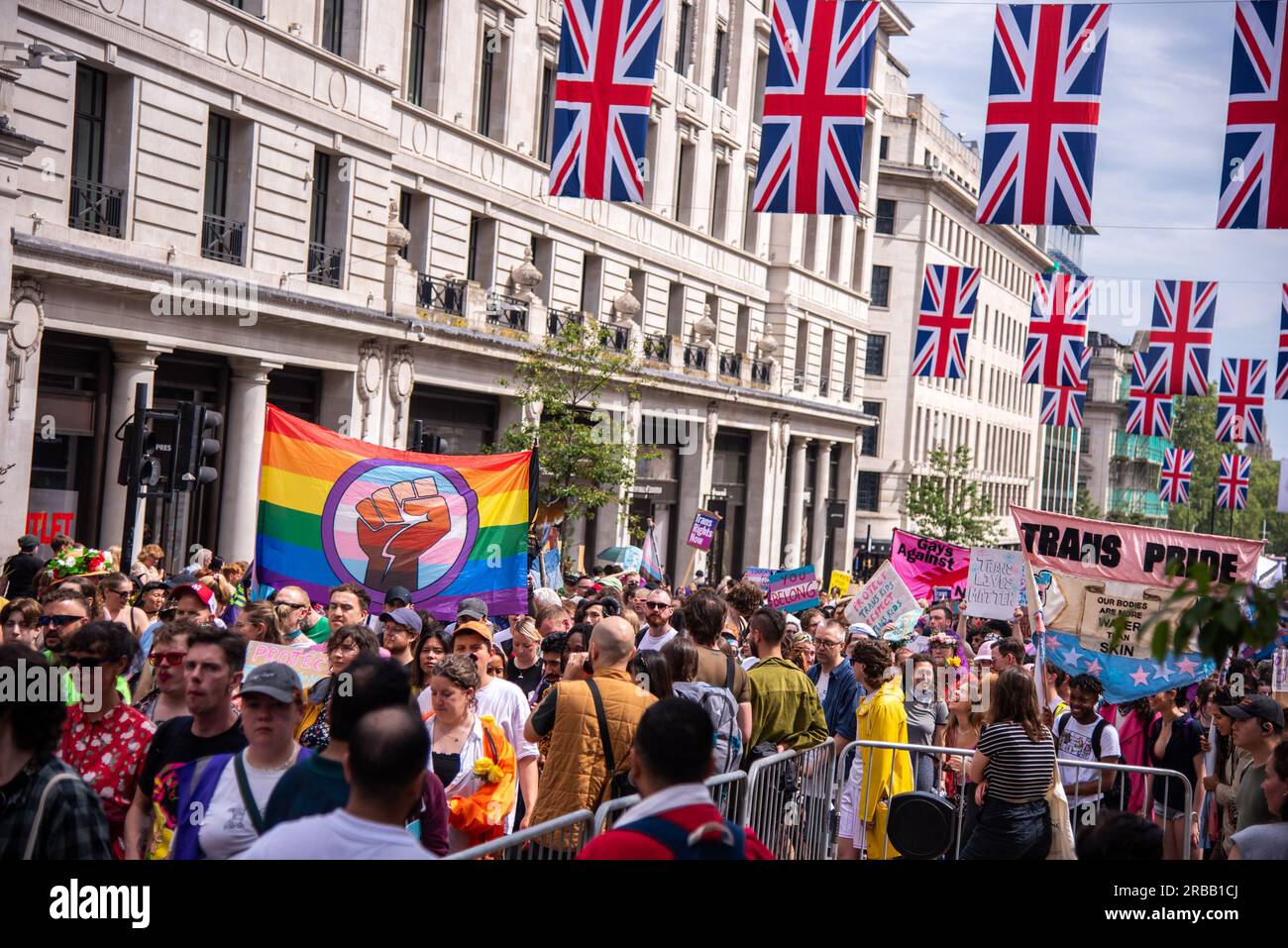 Londra, Regno Unito. 8 luglio 2023. I manifestanti marciano con un grande striscione durante la protesta del London Trans Pride. La marcia si svolge in un contesto di crescente ostilità anti-trans. Credito: SOPA Images Limited/Alamy Live News Foto Stock