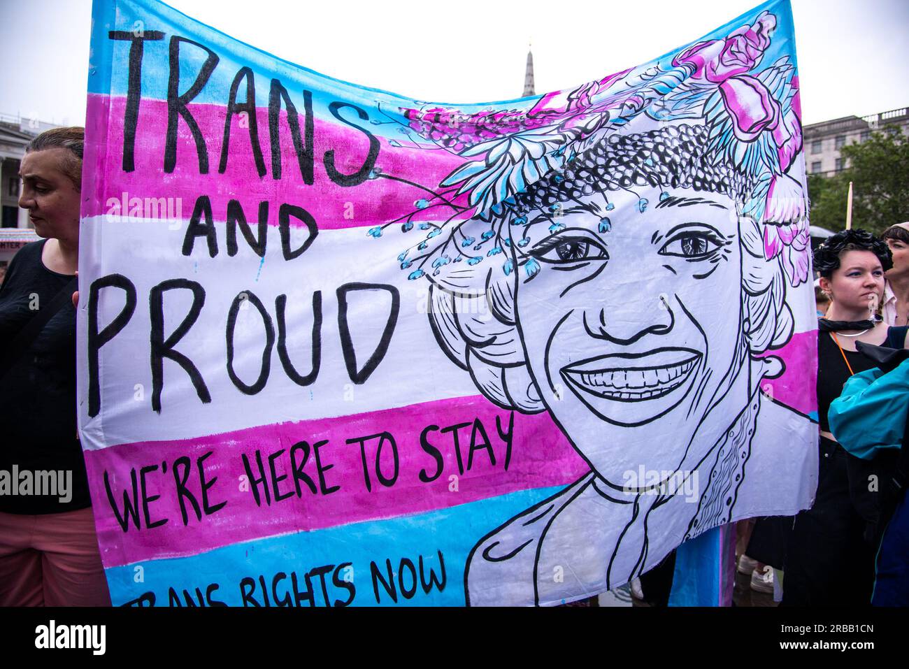 Londra, Regno Unito. 8 luglio 2023. Uno striscione più grande è esposto durante la protesta del London Trans Pride. La marcia si svolge in un contesto di crescente ostilità anti-trans. Credito: SOPA Images Limited/Alamy Live News Foto Stock