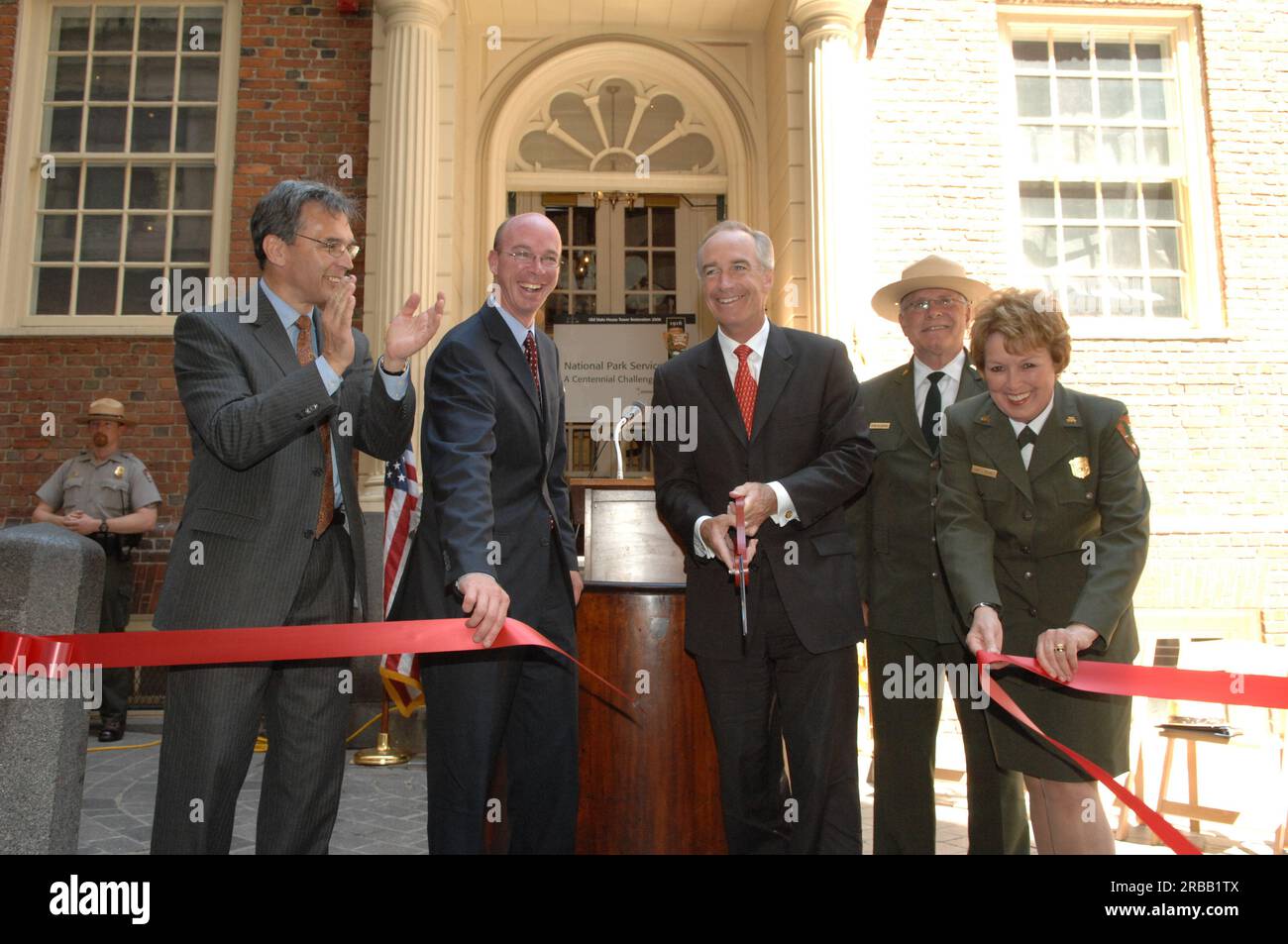 Visita del segretario Dirk Kempthorne alla Old State House di Boston, Massachusetts, dove è entrato a far parte del direttore del National Park Service Mary Bomar, del sovrintendente del Boston National Historical Park Terry Savage, del direttore esecutivo della Bostonian Society Brian LeMay, del capo dei servizi ambientali ed energetici di Boston James Hunt III, E altri funzionari all'evento che segna il completamento della fase iniziale del restauro della Old State House, compreso il restauro della famosa torre dell'edificio. Il lavoro di conservazione rappresenta il primo progetto di costruzione completato del Centennial Init del National Park Service Foto Stock