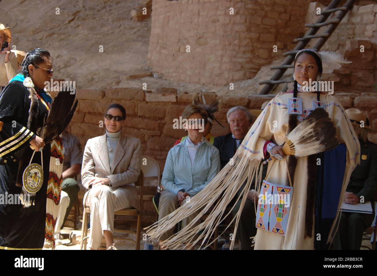 Visita del Segretario ad interim P. Lynn Scarlett al Parco Nazionale di Mesa Verde, Colorado, dove si unì alla First Lady Laura Bush, al Direttore del servizio del Parco Nazionale Fran Mainella, al sovrintendente di Mesa Verde Larry Wiese e ad altri dignitari per i discorsi, tour che segnano il 100° anniversario del Parco Foto Stock