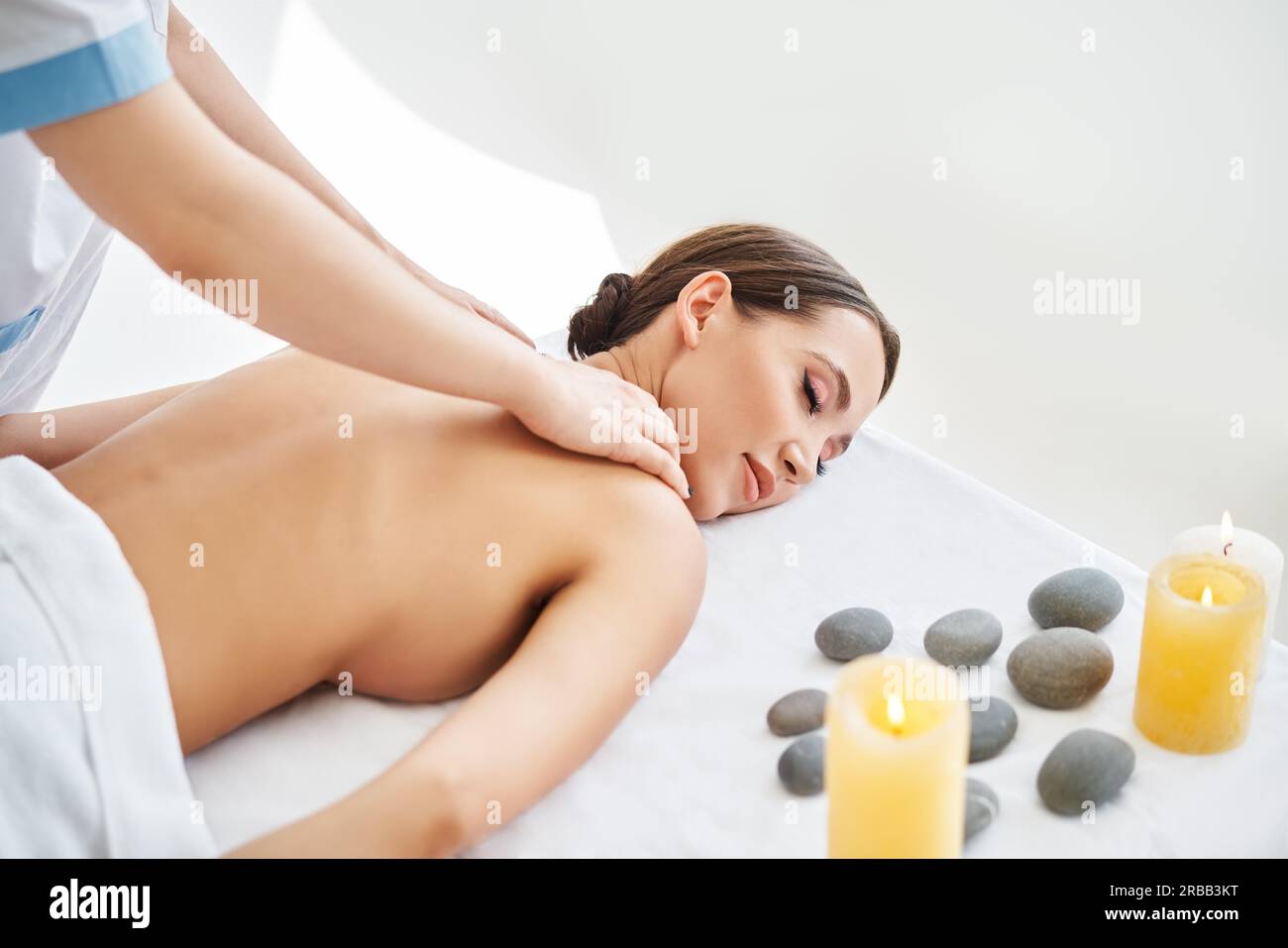 Una giovane donna che ama rilassarsi con un massaggio alla schiena presso il centro benessere. Cura del corpo, concetto di riposo Foto Stock