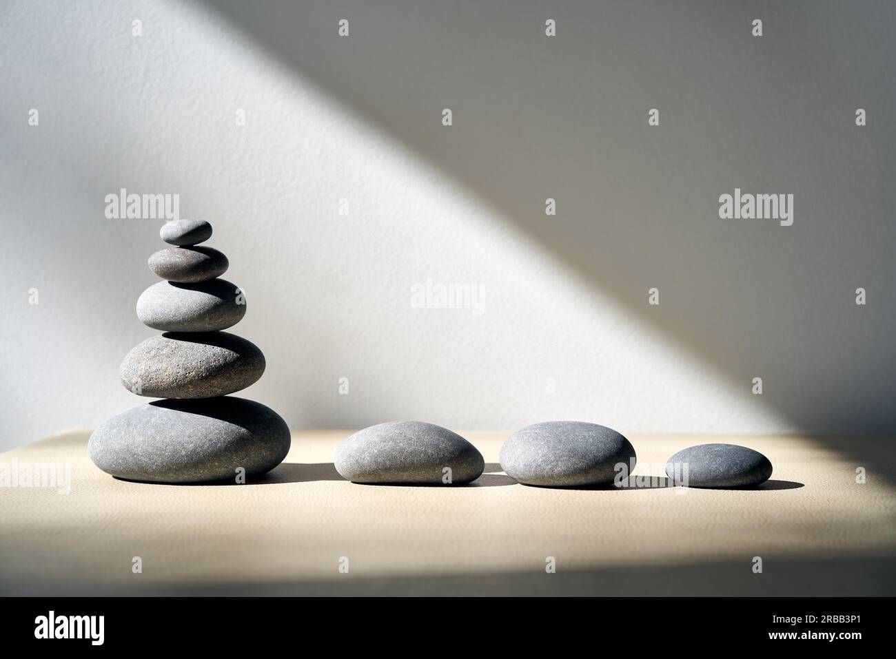 Zen lapidi cairn con spazio di copia. Armonia, equilibrio concetto Foto Stock
