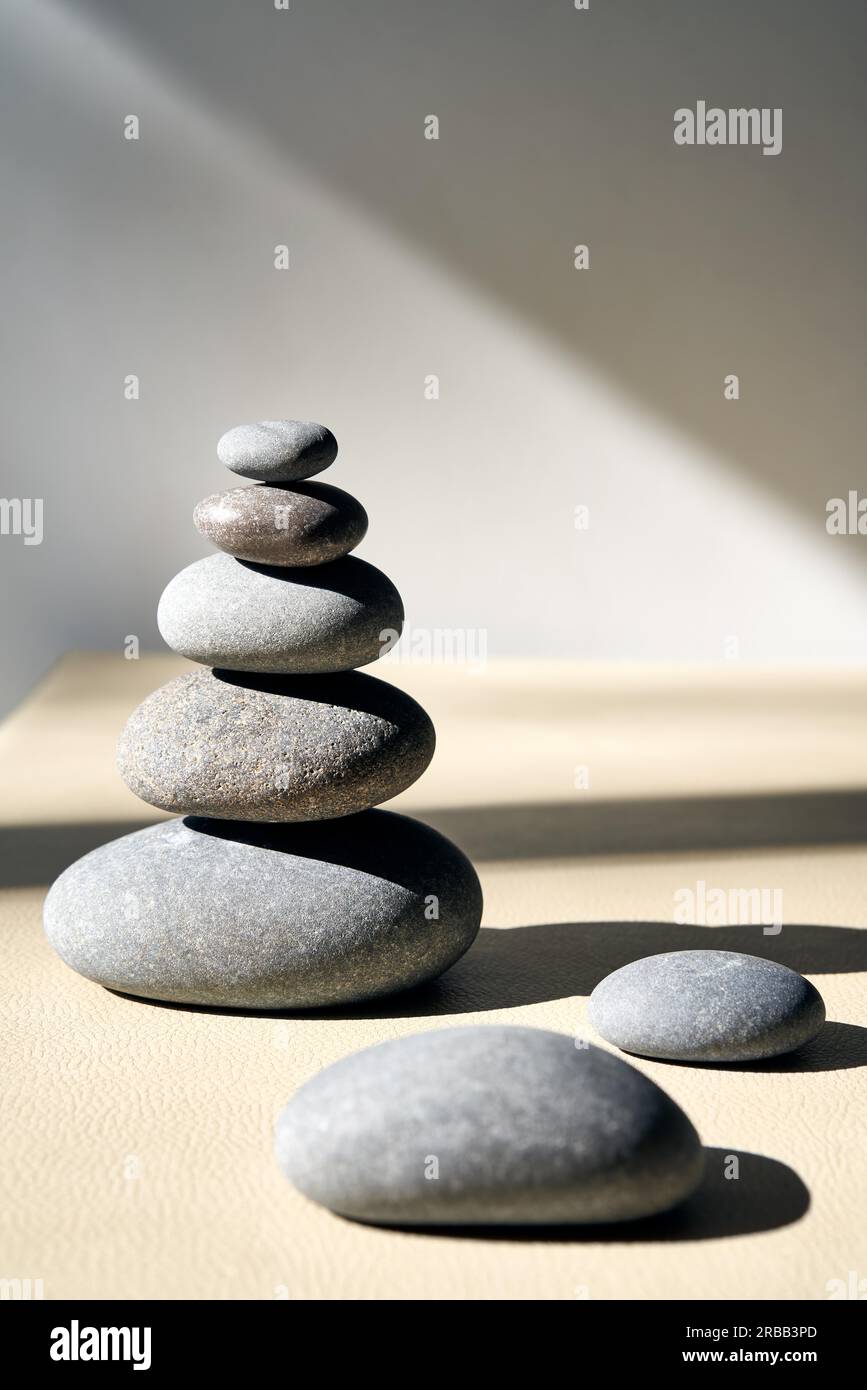 Zen pietre cairn. Concetto di armonia ed equilibrio Foto Stock