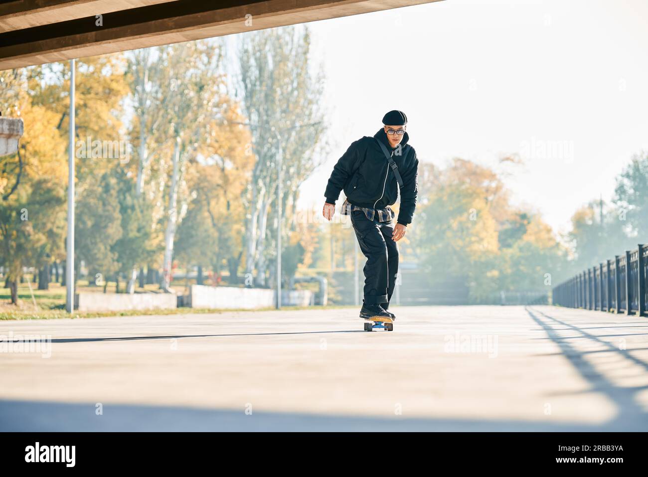 Skateboarder skateboard sullo sfondo urbano della strada. Concetto di sport estremi Foto Stock