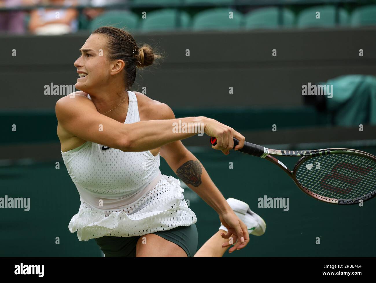 Wimbledon, Regno Unito. 8 luglio 2023. Testa di serie numero 2, Ayrna Sabalenka durante il suo terzo turno contro Anna Blinkova a Wimbledon. Crediti: Adam Stoltman/Alamy Live News Foto Stock