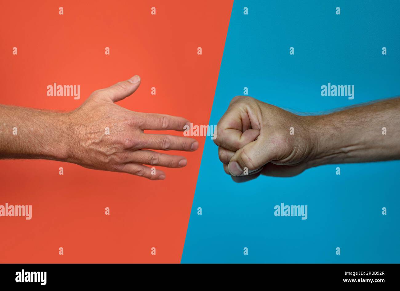 Il primo urto contro la stretta di mano Foto Stock