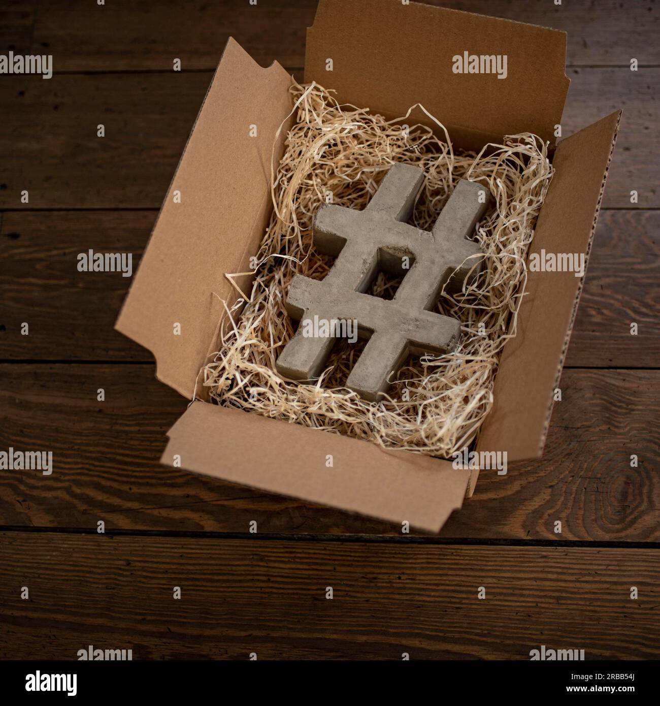 #Hashtag realizzato in calcestruzzo in una scatola di cartone Foto Stock