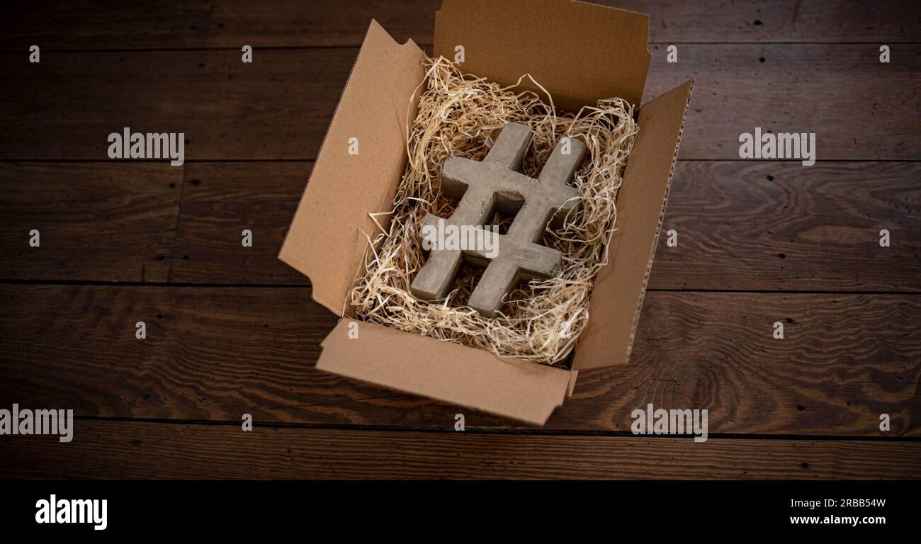 #Hashtag realizzato in calcestruzzo in una scatola di cartone Foto Stock