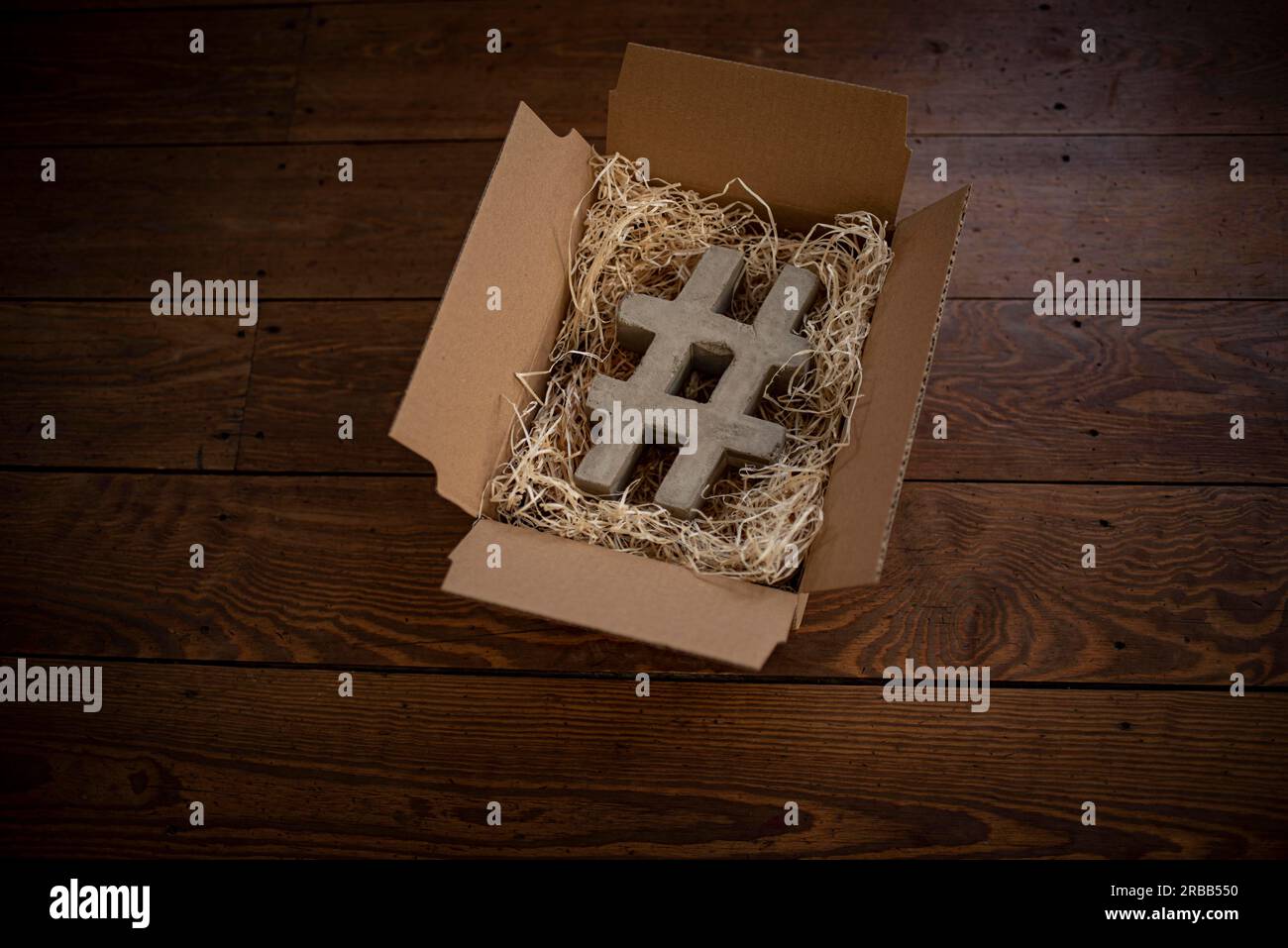 #Hashtag realizzato in calcestruzzo in una scatola di cartone Foto Stock