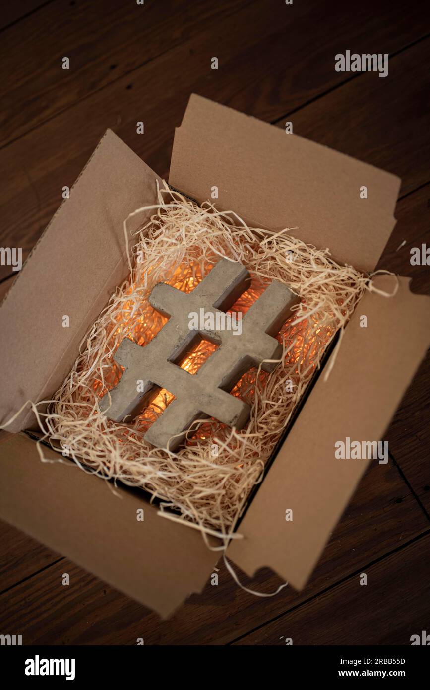 #Hashtag realizzato in calcestruzzo in una scatola di cartone Foto Stock