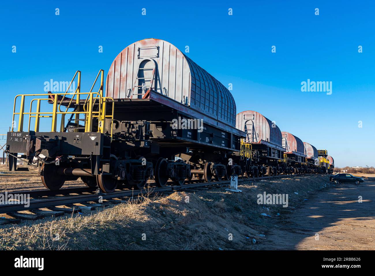 Contenitori per rifiuti nucleari su vagone ferroviario, Kurchatov, sede centrale dei fomer del poligono di Semipalatinsk, Kazakistan Foto Stock