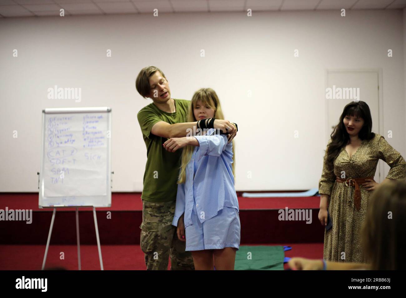 L'istruttore Oleksandr Lesnevskyi è visto addestrare i visitatori durante il corso di medicina tattica. L'organizzazione non governativa "ucraino Students for Freedom" ha organizzato un addestramento gratuito di medicina tattica per tutti allo Stadio Chernomorets. Durante l'invasione su vasta scala della Federazione russa in Ucraina, è estremamente importante conoscere le basi della medicina tattica per il maggior numero possibile di persone. La medicina tattica è un insieme di misure mediche e tattiche eseguite direttamente sul campo di battaglia e durante la fase pre-ospedaliera di fornire il primo soccorso e il primo soccorso esteso Foto Stock