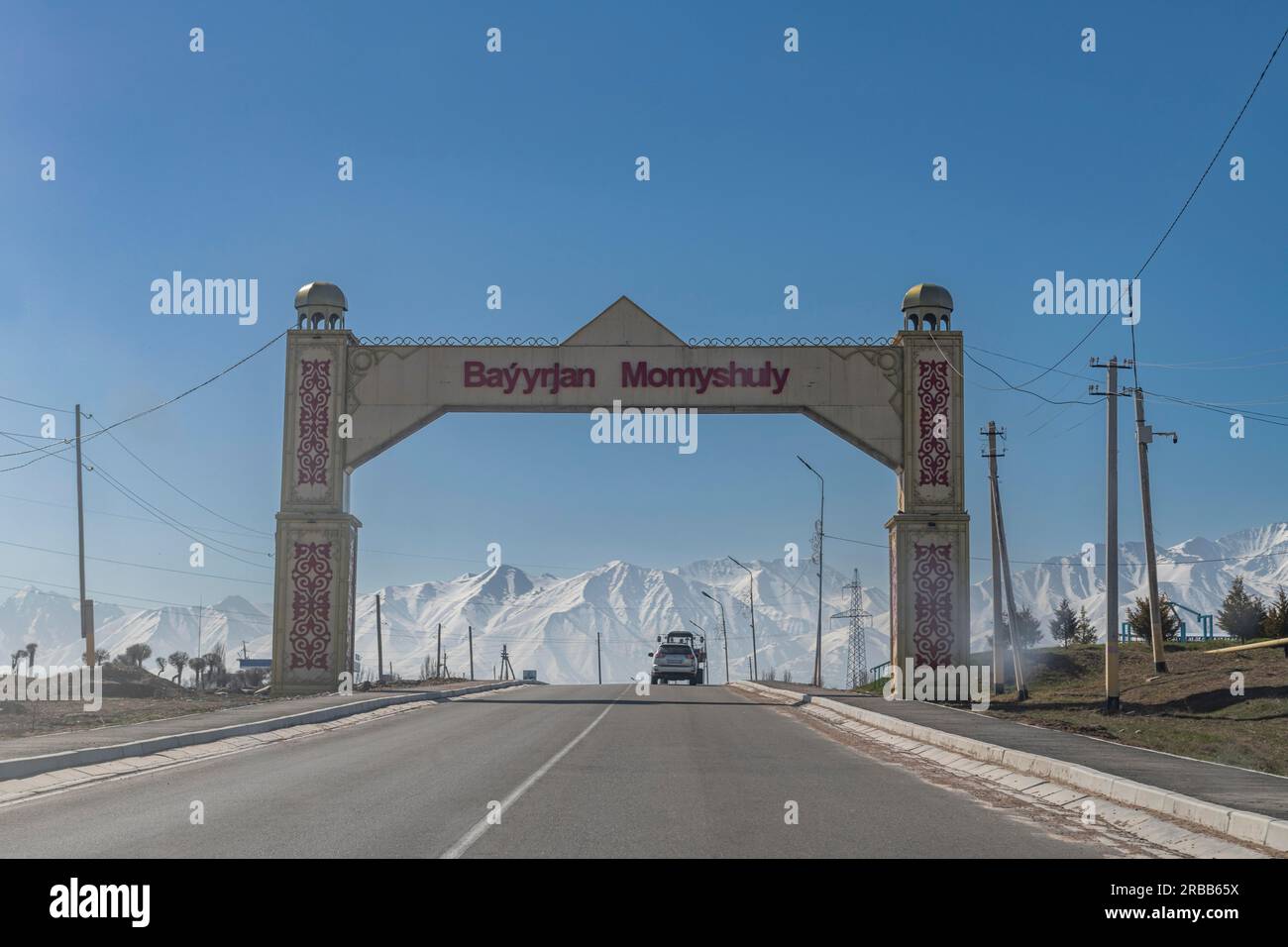 Strada che conduce alle montagne di Tian Shan, Taraz, Kazakistan Foto Stock