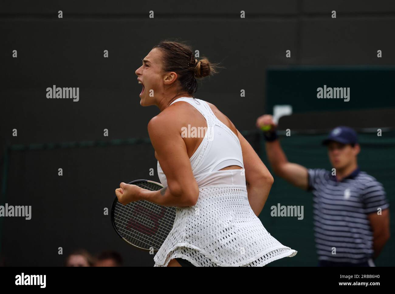 Wimbledon, Regno Unito. 8 luglio 2023. Numero 2, Ayrna Sabalenka festeggia un punto durante il suo terzo round match contro Anna Blinkova a Wimbledon. Crediti: Adam Stoltman/Alamy Live News Foto Stock