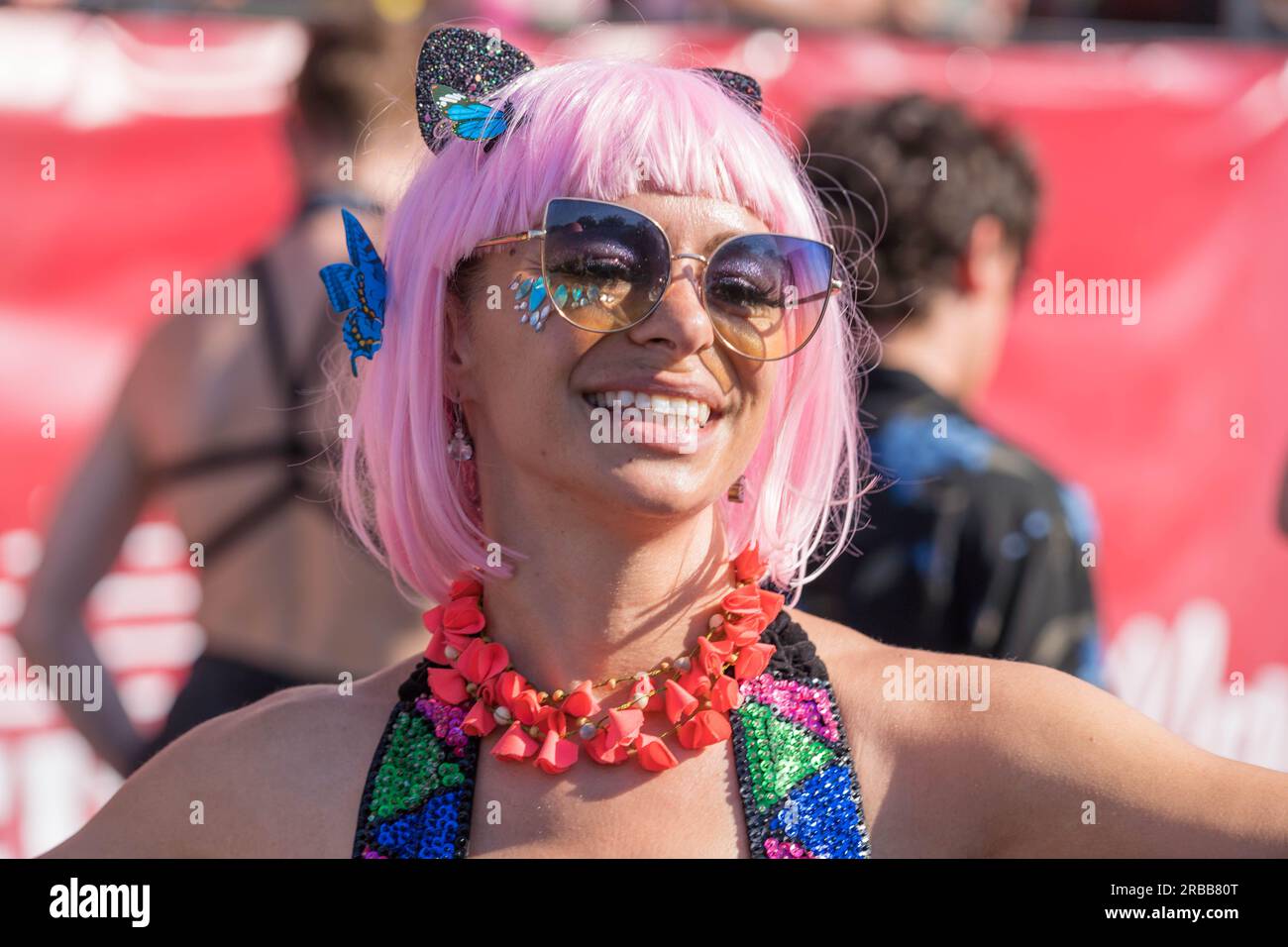 Berlino, Germania, 8 luglio 2023, Rave the Planet - bellissima ragazza che balla mentre celebra la più grande parata techno in Germania, Foto Stock