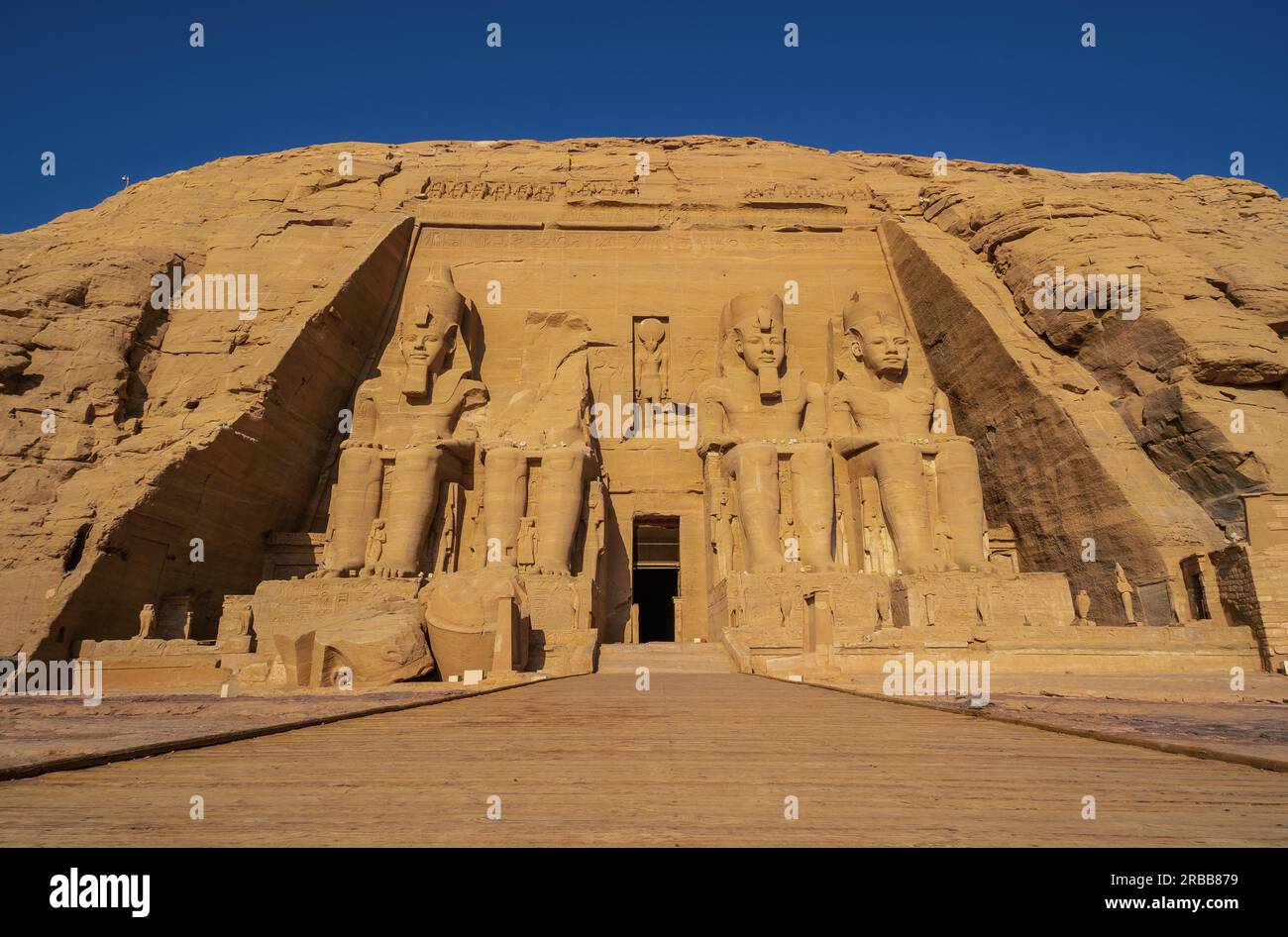 L'incredibile Tempio di Abu Simbel ricostruito sulla montagna nell'Egitto meridionale in Nubia, vicino al lago Nasser. Tempio del faraone Ramses II, stile di vita di viaggio Foto Stock