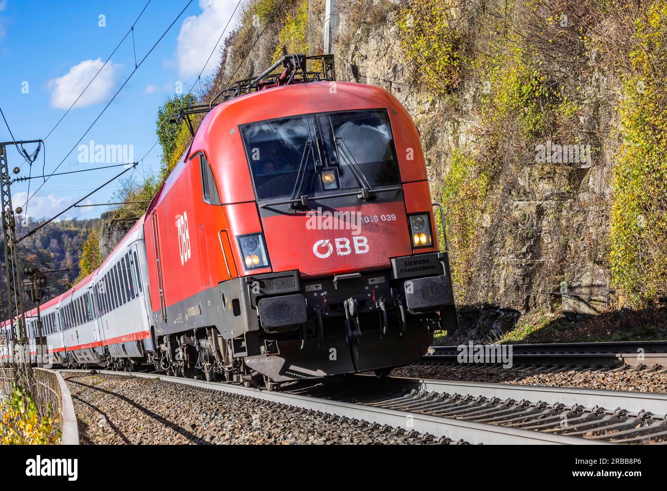 OEBB InterCity sulla Geislinger Steige in autunno, locomotiva elettrica Siemens Taurus ES64U2, Amstetten, Baden-Wuerttemberg, Germania Foto Stock